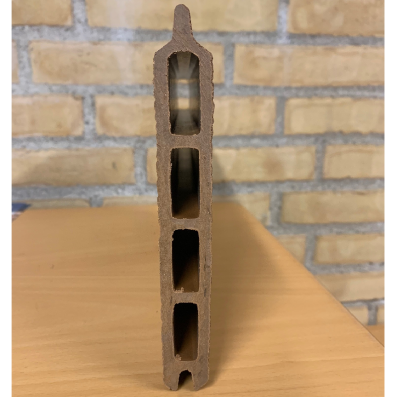 Nice komposithegn med stlbundplade og galvaniserede stlstolper - Guldklasse