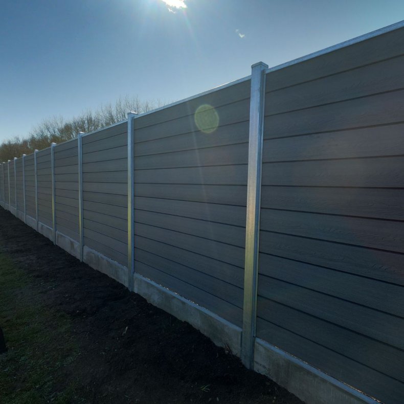 Nice komposithegn med betonbundplade og stlstolper - Guldklasse