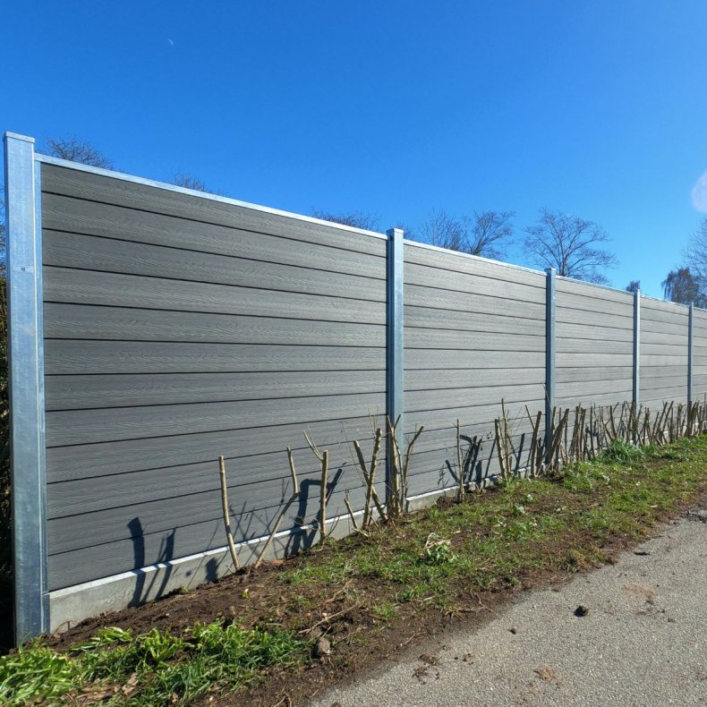 Nice komposithegn med betonbundplade og stlstolper - Guldklasse