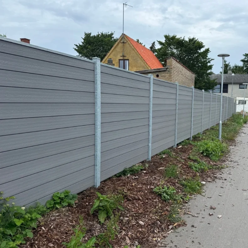 Nice komposithegn med galvaniserede stlstolper - Guldklasse