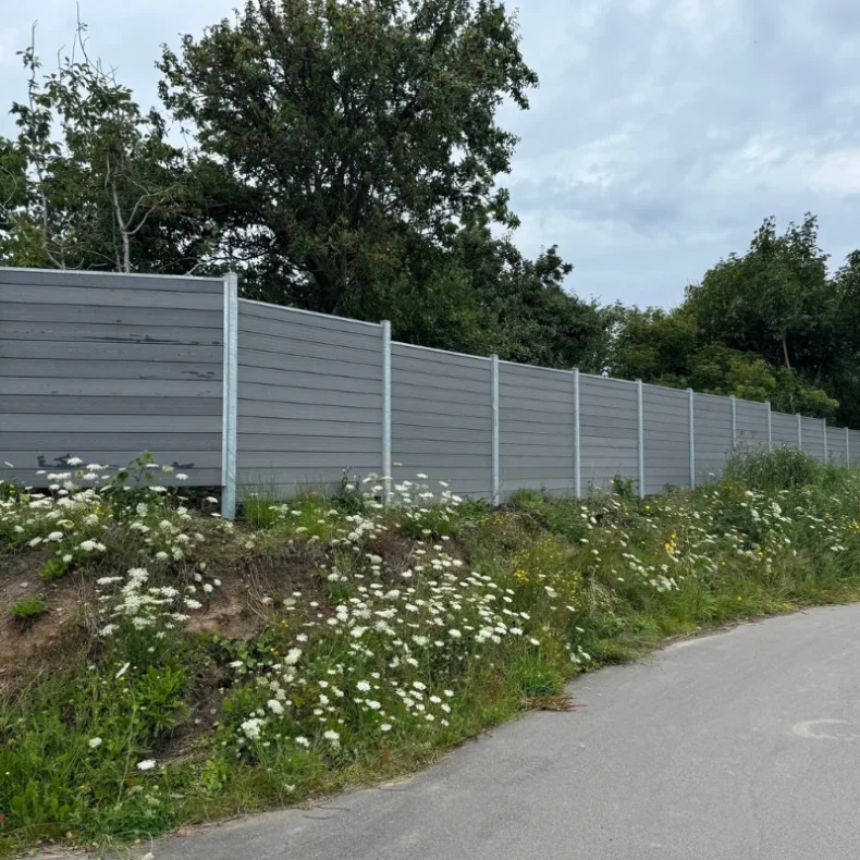 Nice komposithegn med galvaniserede stlstolper - Guldklasse