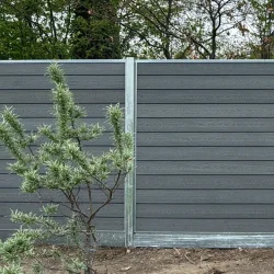 Guldklasse: Nice komposithegn med stlbundplade, galvaniserede stlstolper og tilbehr