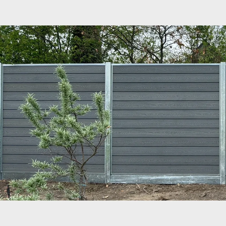 Nice komposithegn med stlbundplade og galvaniserede stlstolper - Guldklasse