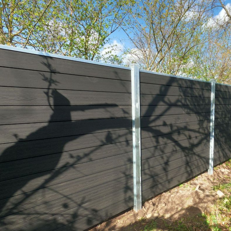 Nice komposithegn med galvaniserede stlstolper - Guldklasse