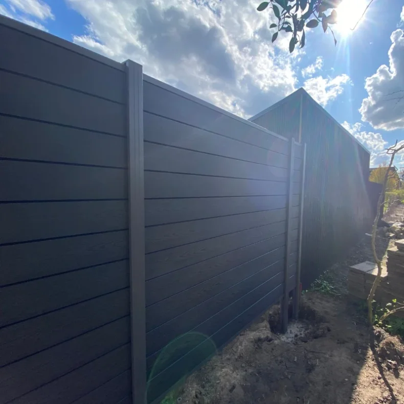 Nice komposithegn med alu stolper i antracit - Guldklasse