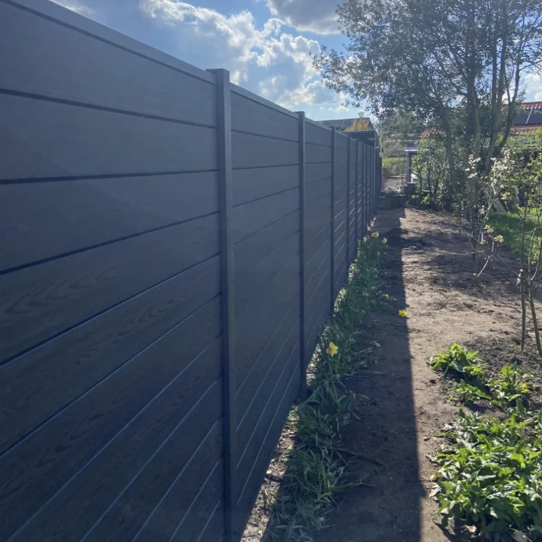 Nice komposithegn med alu stolper i antracit - Guldklasse