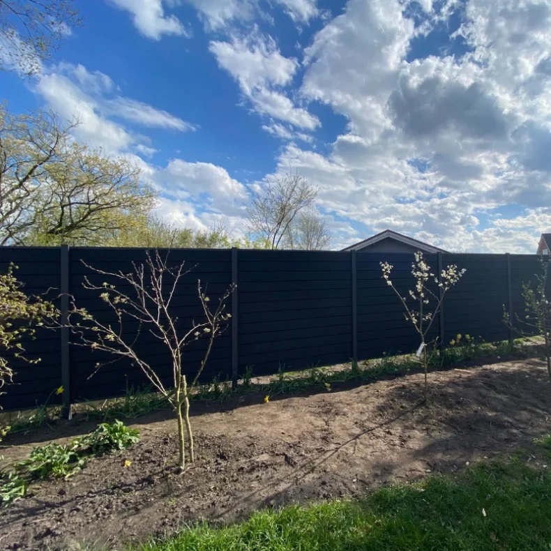 Nice komposithegn med alu stolper i antracit - Guldklasse