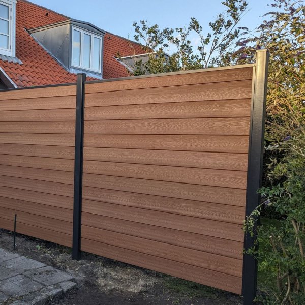 Guldklasse: Nice komposithegn med pulverlakeret galv. stlstolper og tilbehr