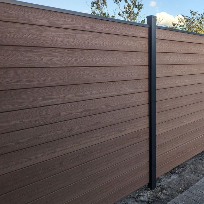 Nice komposithegn med pulverlakeret stlstolper - Guldklasse