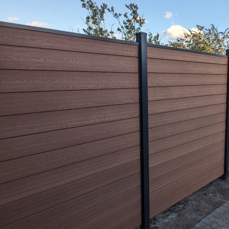 Nice komposithegn med pulverlakeret stlstolper - Guldklasse