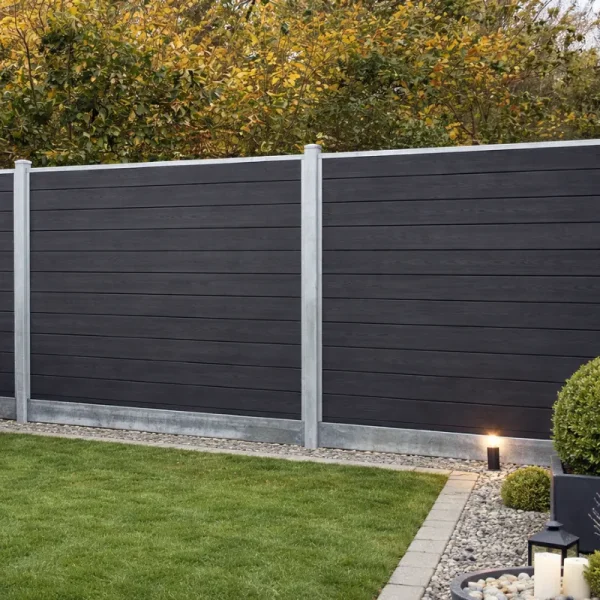 Guldklasse: Nice komposithegn med st�lbundplade, galvaniserede st�lstolper og tilbeh�r