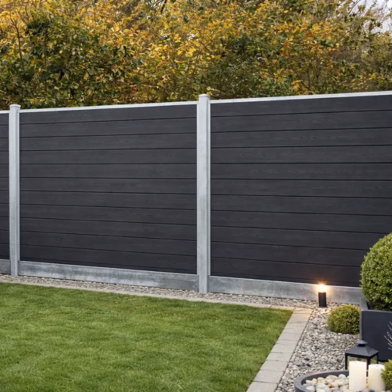 Nice komposithegn med st�lbundplade og galvaniserede st�lstolper - Guldklasse