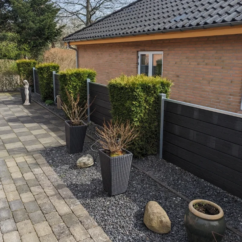 Nice komposithegn med galvaniserede stlstolper - Guldklasse