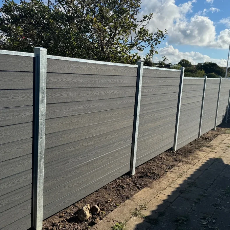 Nice komposithegn med galvaniserede stlstolper - Guldklasse