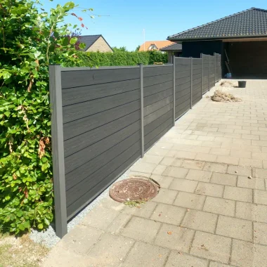 Nice komposithegn med alustolper i antracit (hegnsmodel)
