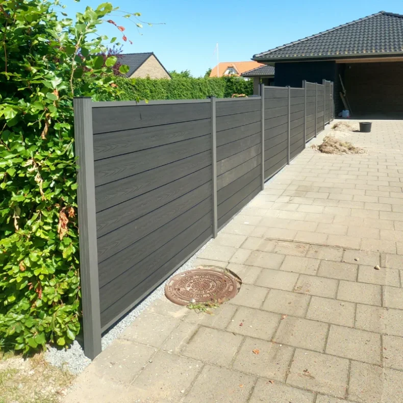 Nice komposithegn med alu stolper i antracit - Guldklasse