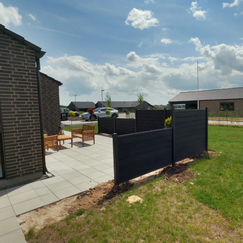 Nice komposithegn med alu stolper i antracit - Guldklasse