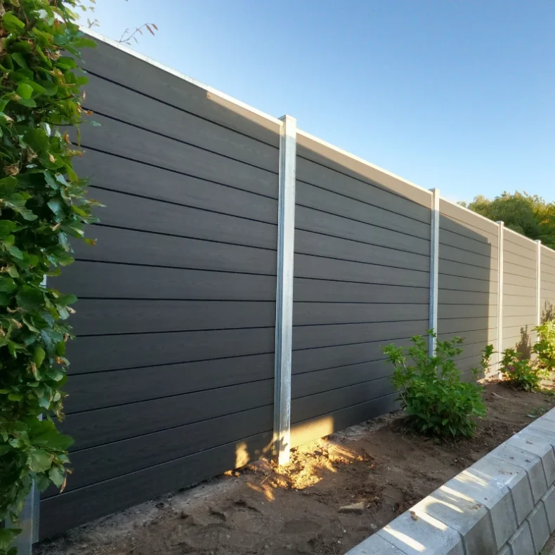 Nice komposithegn med galvaniserede stlstolper - Guldklasse