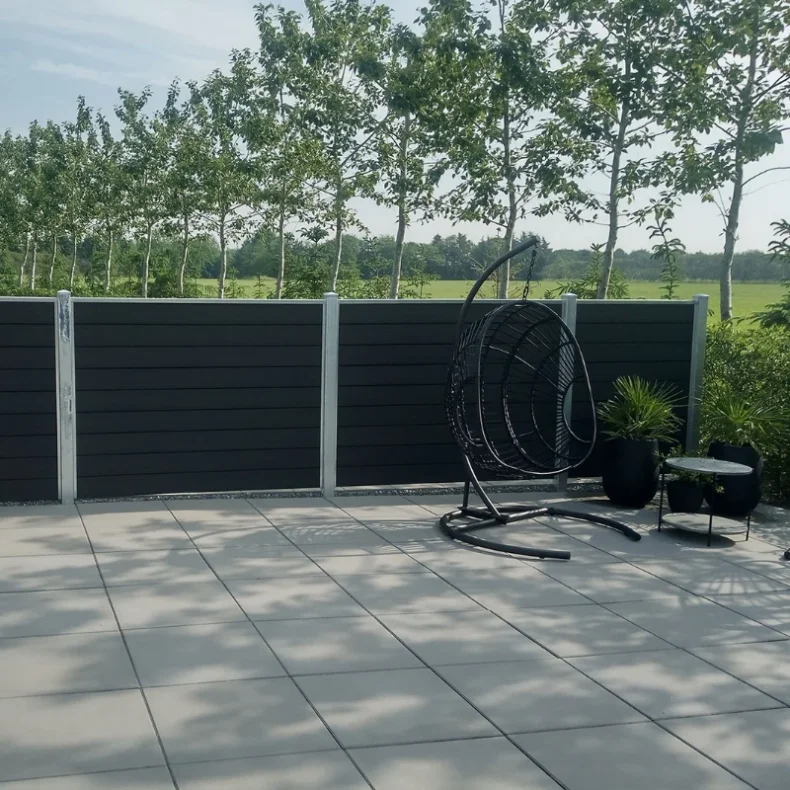 Nice komposithegn med galvaniserede stlstolper - Guldklasse