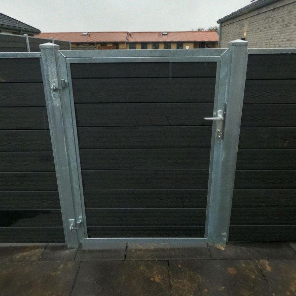 Nice enkeltlge i komposit inkl. stolper 97cm i bredden x den valgte hjde