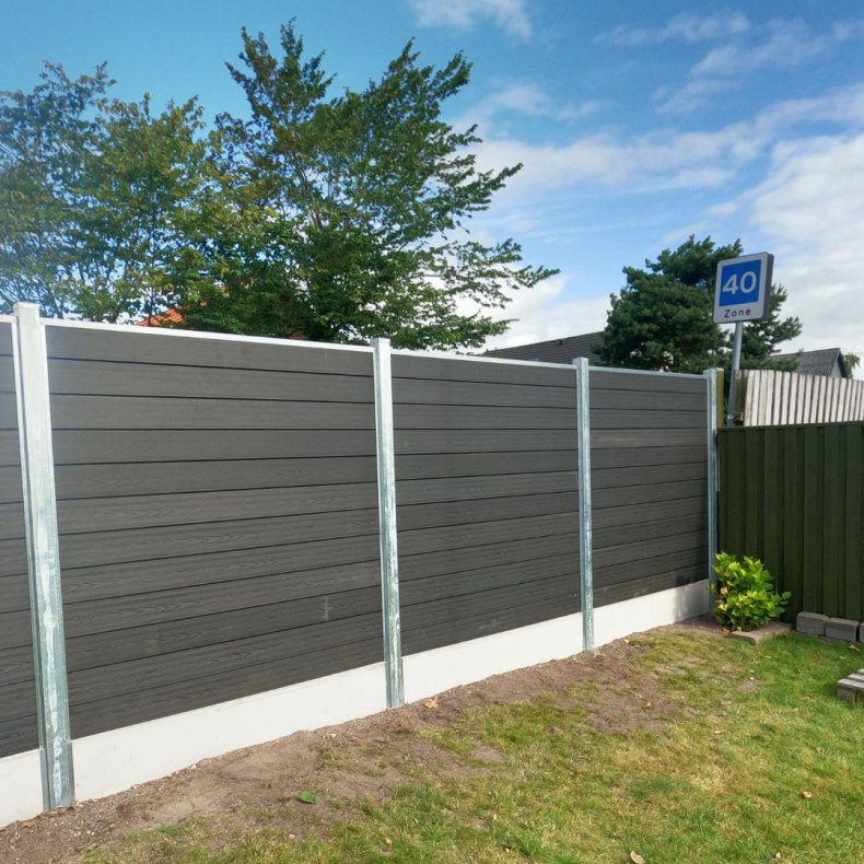 Nice komposithegn med betonbundplade og stlstolper - Guldklasse