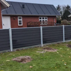 Guldklasse: Nice komposithegn med stlbundplade, galvaniserede stlstolper og tilbehr