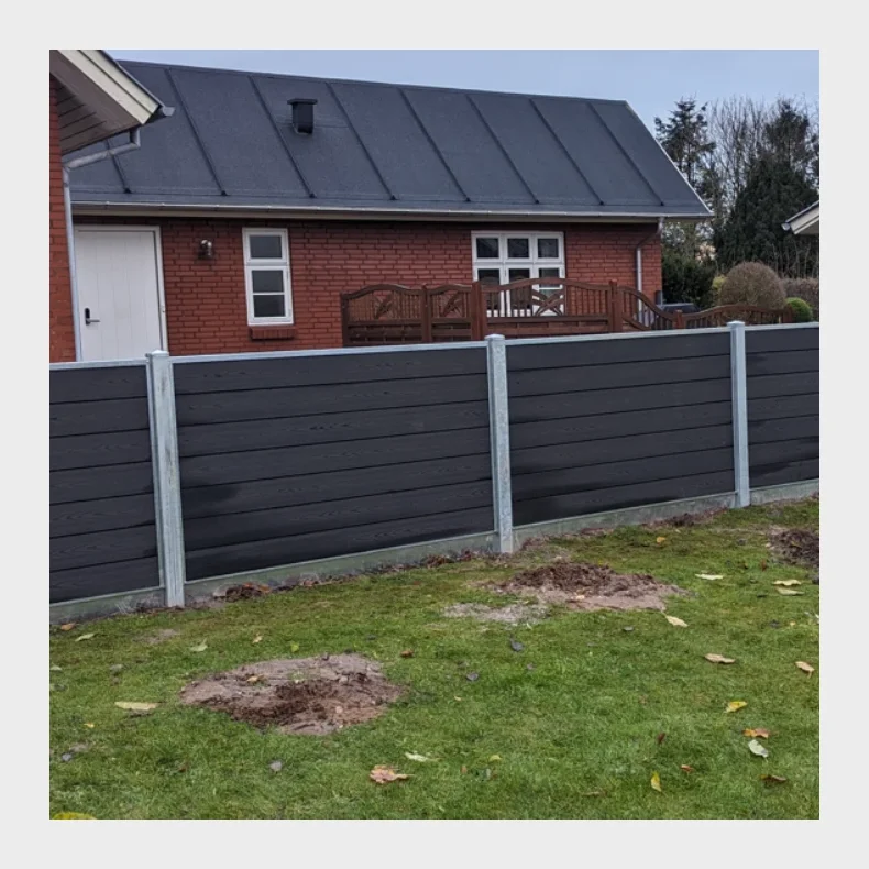 Nice komposithegn med stlbundplade og galvaniserede stlstolper - Guldklasse