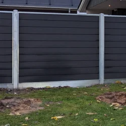 Guldklasse: Nice komposithegn med stlbundplade, galvaniserede stlstolper og tilbehr