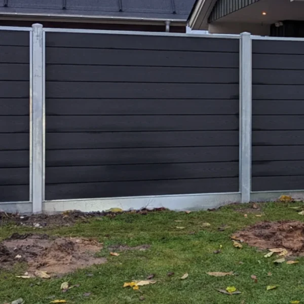 Guldklasse: Nice komposithegn med stlbundplade, galvaniserede stlstolper og tilbehr