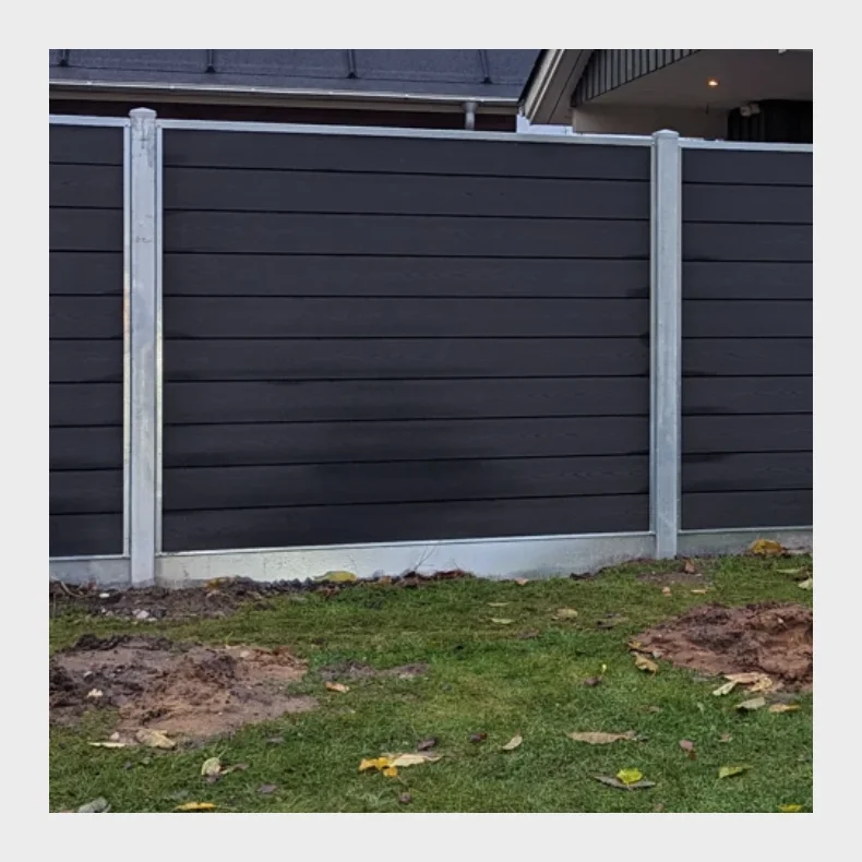 Nice komposithegn med stlbundplade og galvaniserede stlstolper - Guldklasse