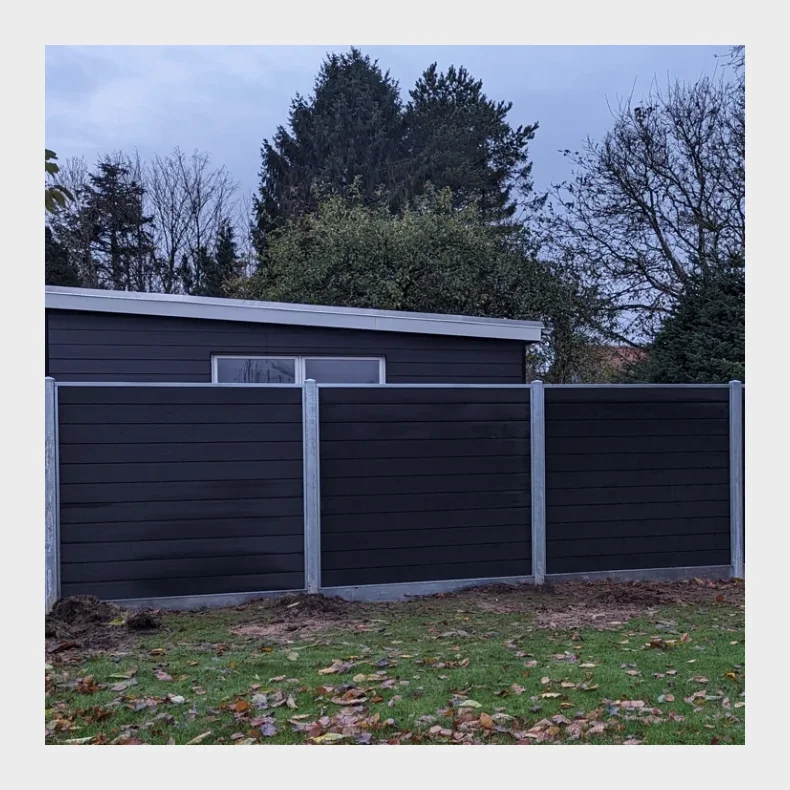 Nice komposithegn med stlbundplade og galvaniserede stlstolper - Guldklasse