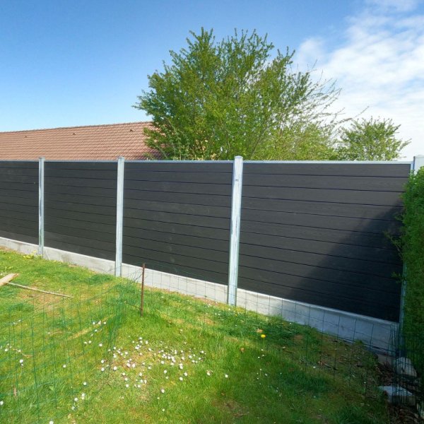 Guldklasse: Nice komposithegn med betonbundplade, galvaniserede stlstolper og tilbehr