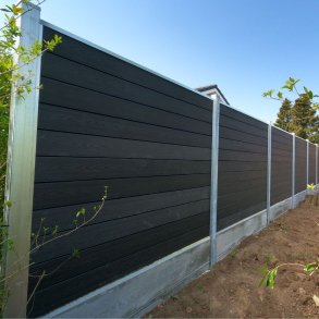 Nice komposithegn med betonbundplade og stlstolper - Guldklasse