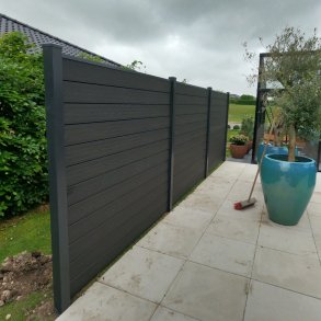 Nice komposithegn med pulverlakeret stlstolper - Guldklasse