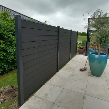 Nice Premium komposit hegn med pulverlakeret stål topskinne (hegnsmodel)