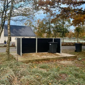 Stockholm skraldespandsskjuler i komposit med galvaniserede st�lstolper