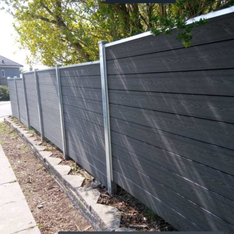 Nice komposithegn med galvaniserede stlstolper - Guldklasse