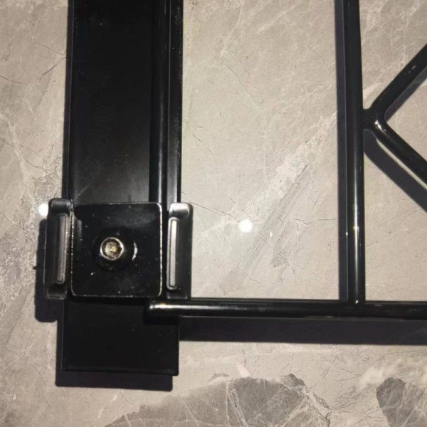 Stolpe 40x40x1800mm sort til panelhegn model "Tisvilde" inkl. beslag (slges kun med hegn)