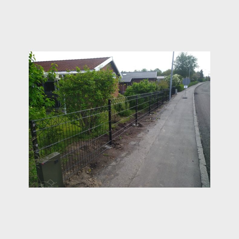 Panelhegn med X dekoration i sort 200x80cm - model Gilleleje