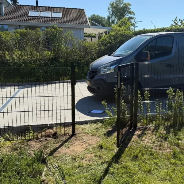 Viby lge 100x120 cm  sort, elegant og komplet med stolper