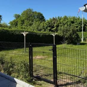 Viby lge 100x120 cm  sort, elegant og komplet med stolper