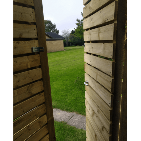 Plankevrkdr vandret tilpasset hegnet (prisen glder kun ved montage)