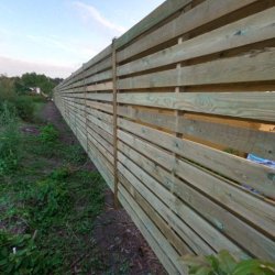 Guldklasse: Plankeværk model Frøslev vandret i grøn trykimprægneret inkl. stolper i træ og tilbehør