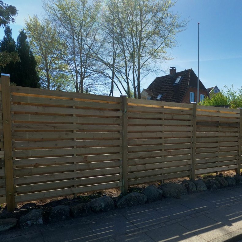 Frslev plankevrk i grnt trykimprgneret tr med trstolper - Guldklasse