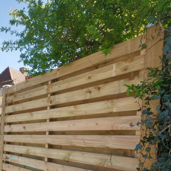 Guldklasse: Plankeværk model Frøslev vandret i grøn trykimprægneret inkl. stolper i træ og tilbehør