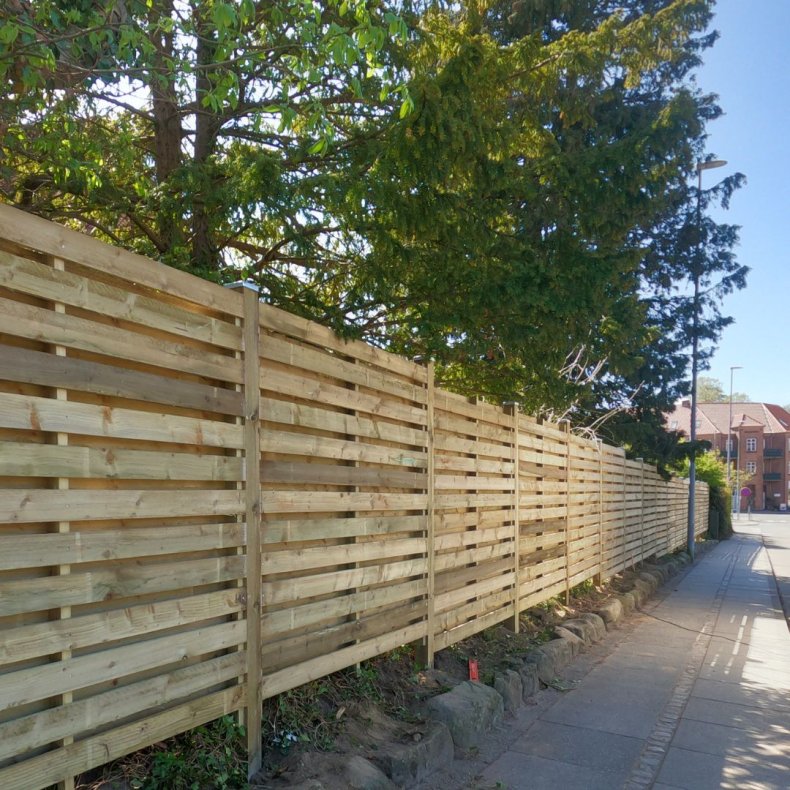 Frslev plankevrk i grnt trykimprgneret tr med trstolper - Guldklasse