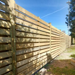 Frslev plankevrk i grnt trykimprgneret tr med trstolper - Guldklasse