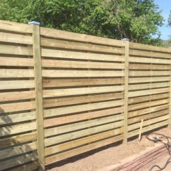 Guldklasse: Plankeværk model Frøslev vandret i grøn trykimprægneret inkl. stolper i træ og tilbehør