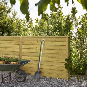 Systemhegn i klinkprofil med systemstolper i tr� - S�lvklasse