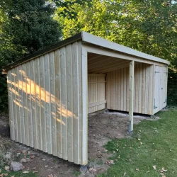 Guldklasse: Nordic Multihus 3-moduler med dobbeltdr og ben front i ubehandlet tr p 14m2